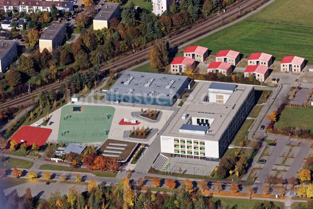 Luftbild Taufkirchen - Schulgebäude der Walter-Klingenbeck-Realschule in Taufkirchen bei München im Bundesland Bayern