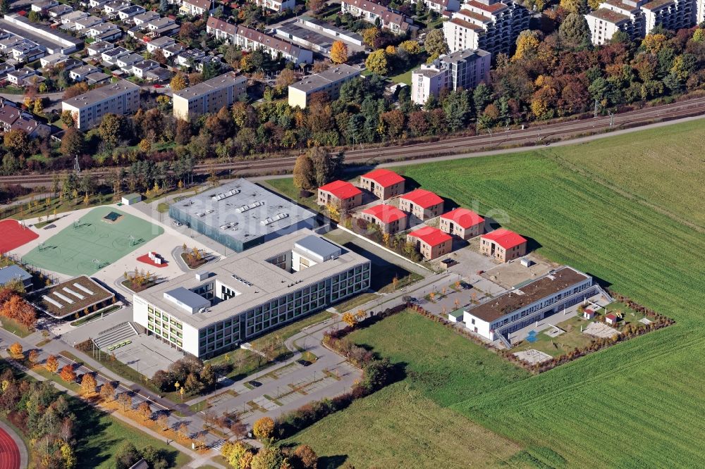 Luftaufnahme Taufkirchen - Schulgebäude der Walter-Klingenbeck-Realschule in Taufkirchen bei München im Bundesland Bayern