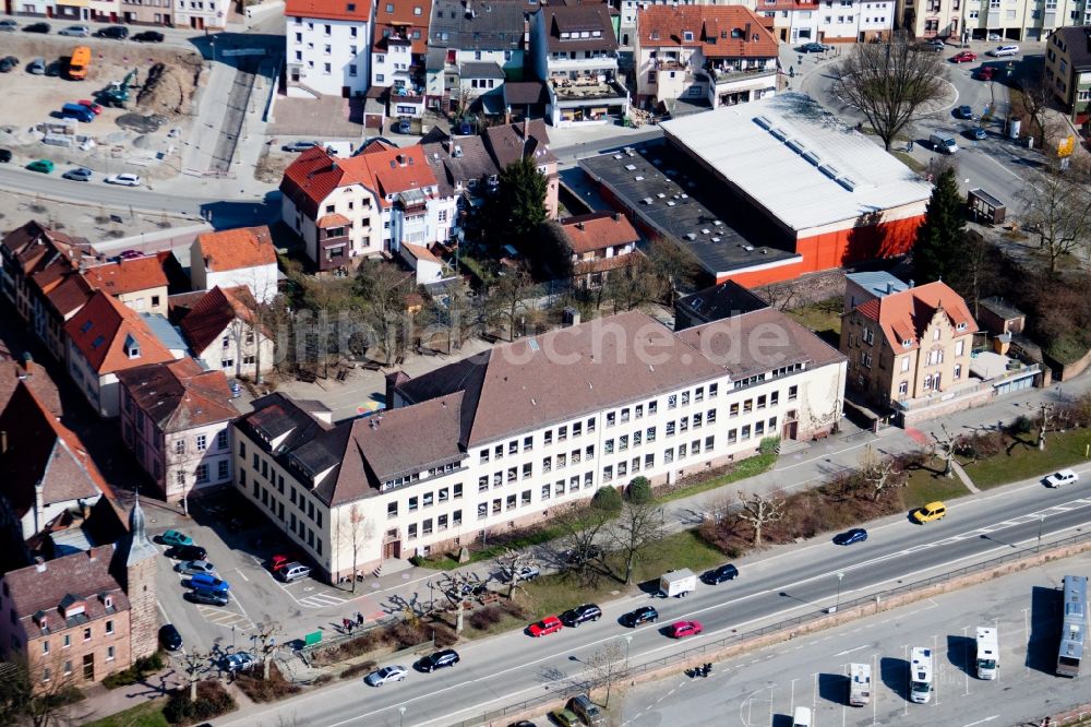 Eberbach von oben - Schulgebäude der Dr. Weiss-Grundschule in Eberbach im Bundesland Baden-Württemberg