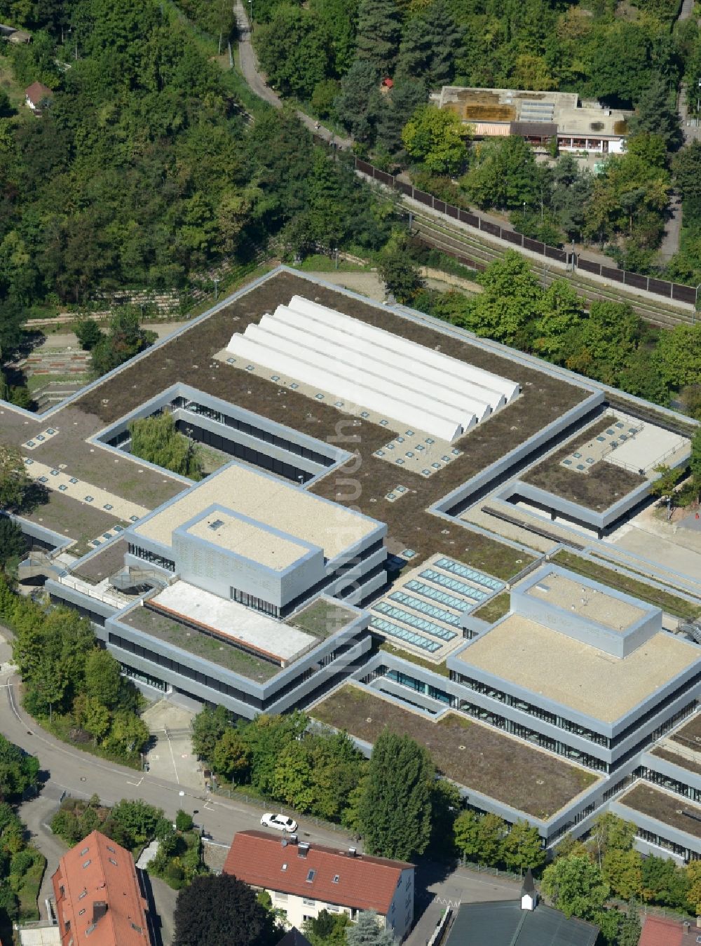 Stuttgart von oben - Schulgebäude der Werner-Siemens-Schule an der Heilbronner Straße in Stuttgart im Bundesland Baden-Württemberg