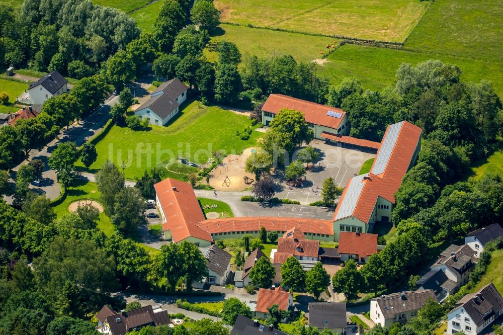 Luftaufnahme Warstein - Schulgebäude der Westerbergschule – Grundschule in Warstein - Belecke im Bundesland Nordrhein-Westfalen