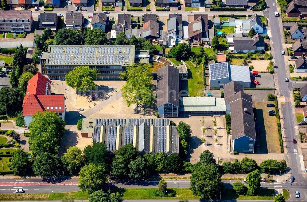 Bottrop aus der Vogelperspektive: Schulgelände der August-Everding- Realschule im Stadtteil Fuhlenbrock in Bottrop im Bundesland Nordrhein-Westfalen