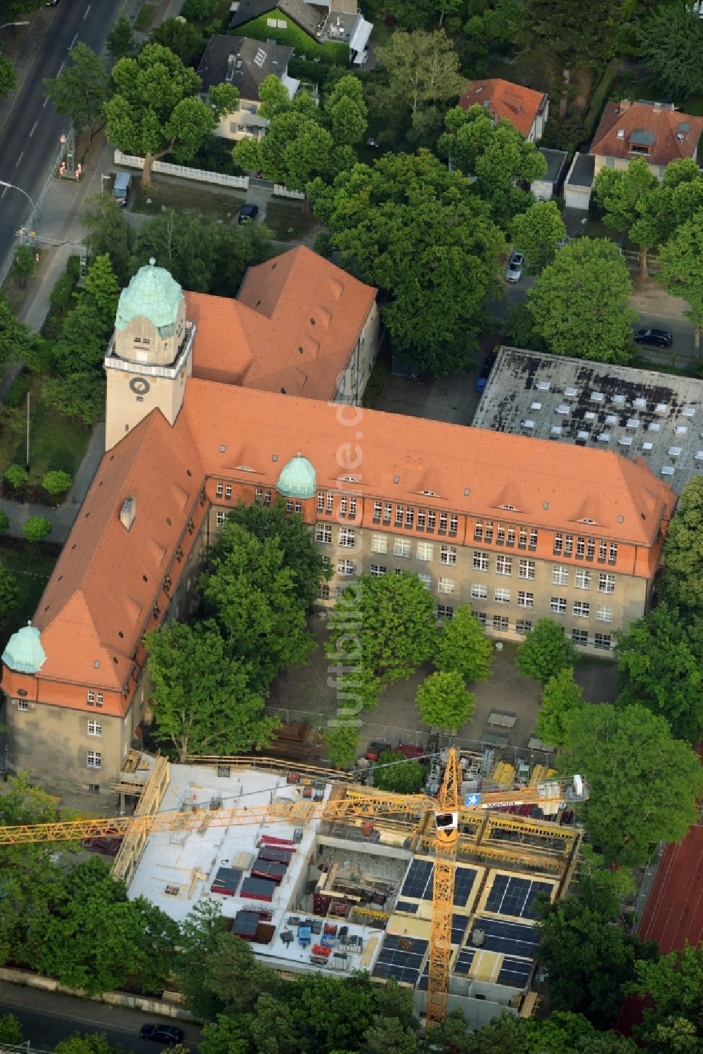 Luftbild Berlin - Schulgelände, Gebäudekomplex und Baustelle des Arndt-Gymnasiums Dahlem im Bezirk Steglitz-Zehlendorf in Berlin