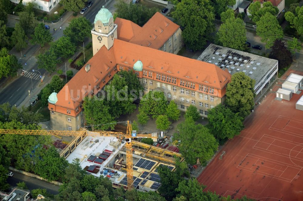 Luftaufnahme Berlin - Schulgelände, Gebäudekomplex und Baustelle des Arndt-Gymnasiums Dahlem im Bezirk Steglitz-Zehlendorf in Berlin