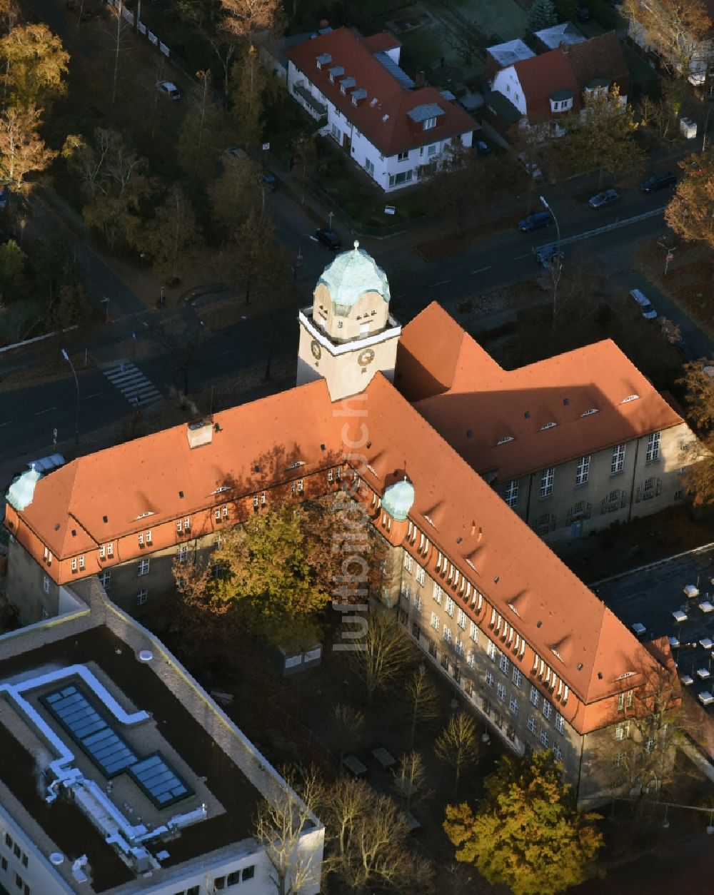 Luftaufnahme Berlin - Schulgelände, Gebäudekomplex und Baustelle des Arndt-Gymnasiums Dahlem im Bezirk Steglitz-Zehlendorf in Berlin