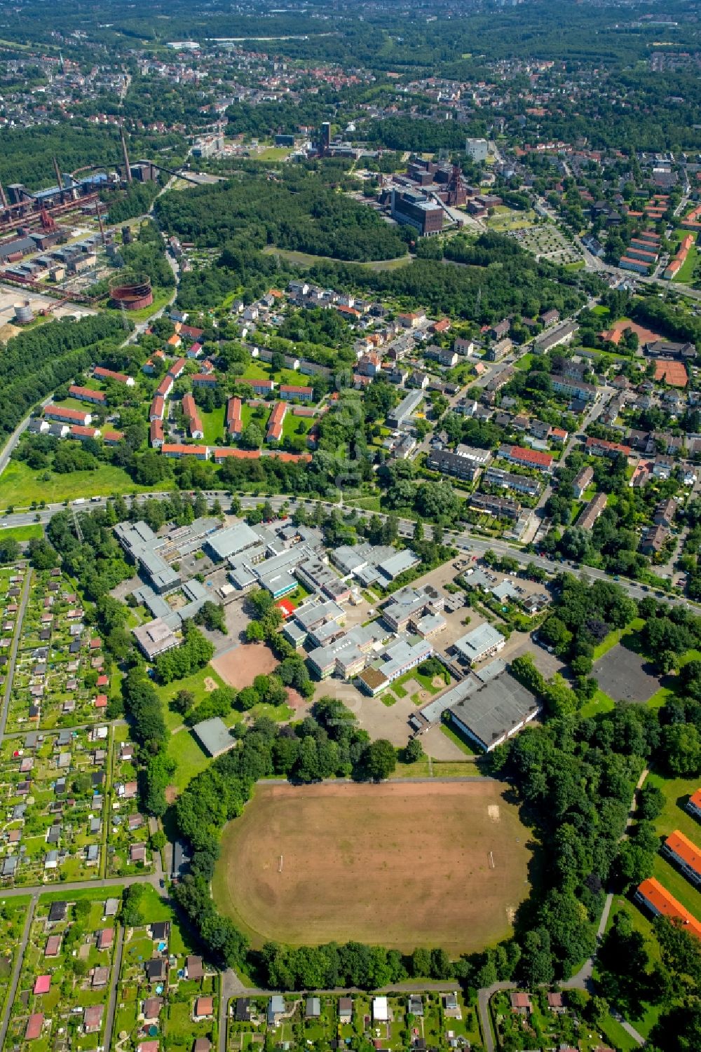 Essen von oben - Schulgelände und Gebäudekomplex des Bischöflichen Schulzentrums am Stoppenberg in Essen im Bundesland Nordrhein-Westfalen