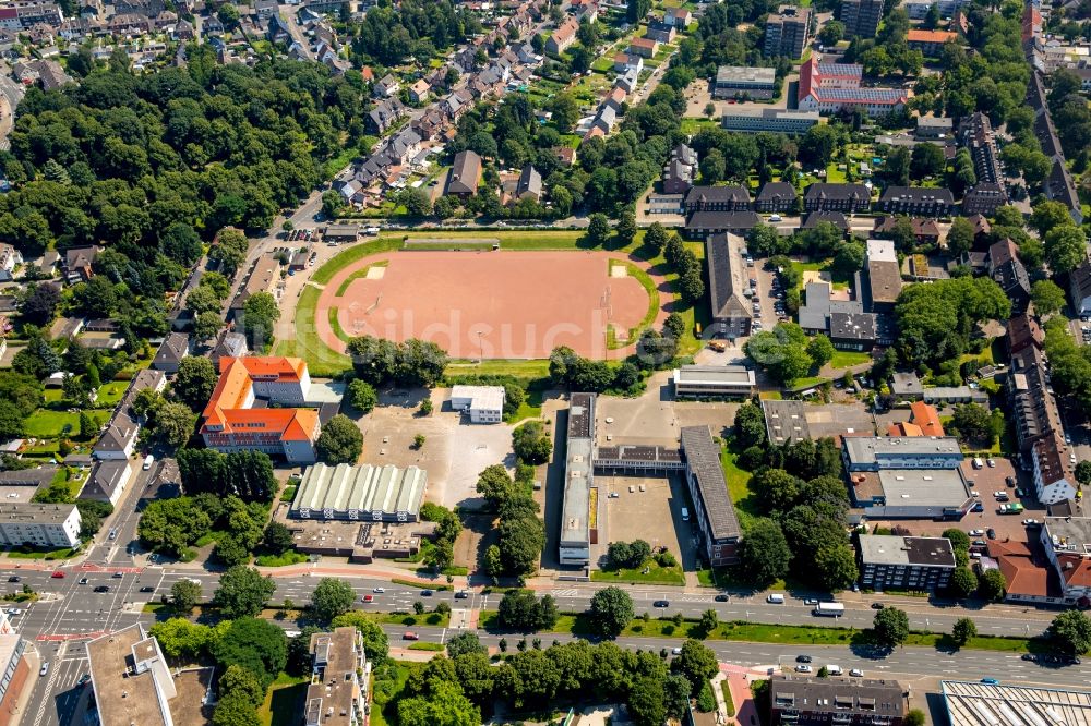 Bottrop von oben - Schulgelände und Gebäudekomplex der der Marie-Curie-Schule mit Sportplatz in Bottrop im Bundesland Nordrhein-Westfalen