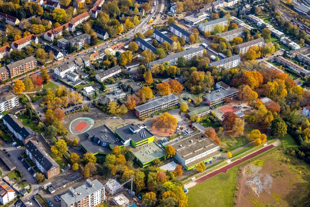 Luftaufnahme Gladbeck - Schulgelände und Gebäudekomplex der Erich-Fried-Schule und der Erich Kästner Realschule in Gladbeck im Bundesland Nordrhein-Westfalen, Deutschland