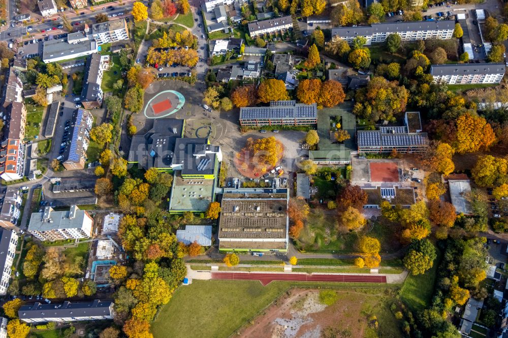 Gladbeck von oben - Schulgelände und Gebäudekomplex der Erich-Fried-Schule und der Erich Kästner Realschule in Gladbeck im Bundesland Nordrhein-Westfalen, Deutschland