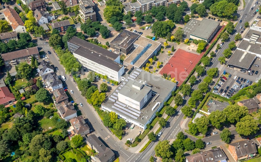 Luftbild Dinslaken - Schulgelände und Gebäudekomplex der Ernst-Barlach-Gesamtschule entlang der Scharnhorststraße in Dinslaken im Bundesland Nordrhein-Westfalen - NRW, Deutschland