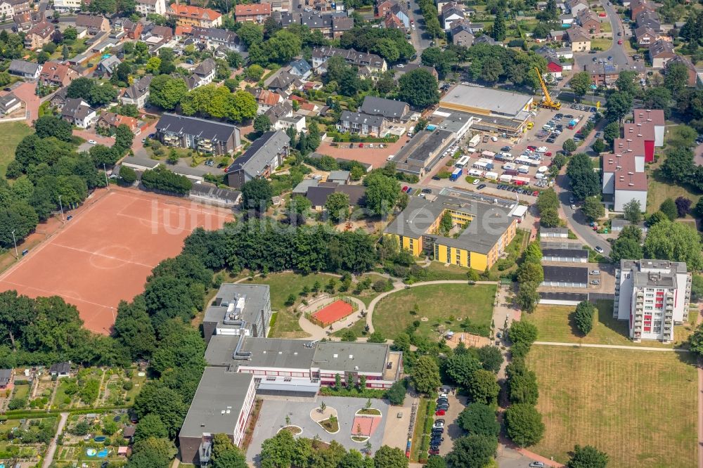 Dinslaken von oben - Schulgelände und Gebäudekomplex der Friedrich-Althoff-Schule Am Stadtbad in Dinslaken im Bundesland Nordrhein-Westfalen - NRW, Deutschland