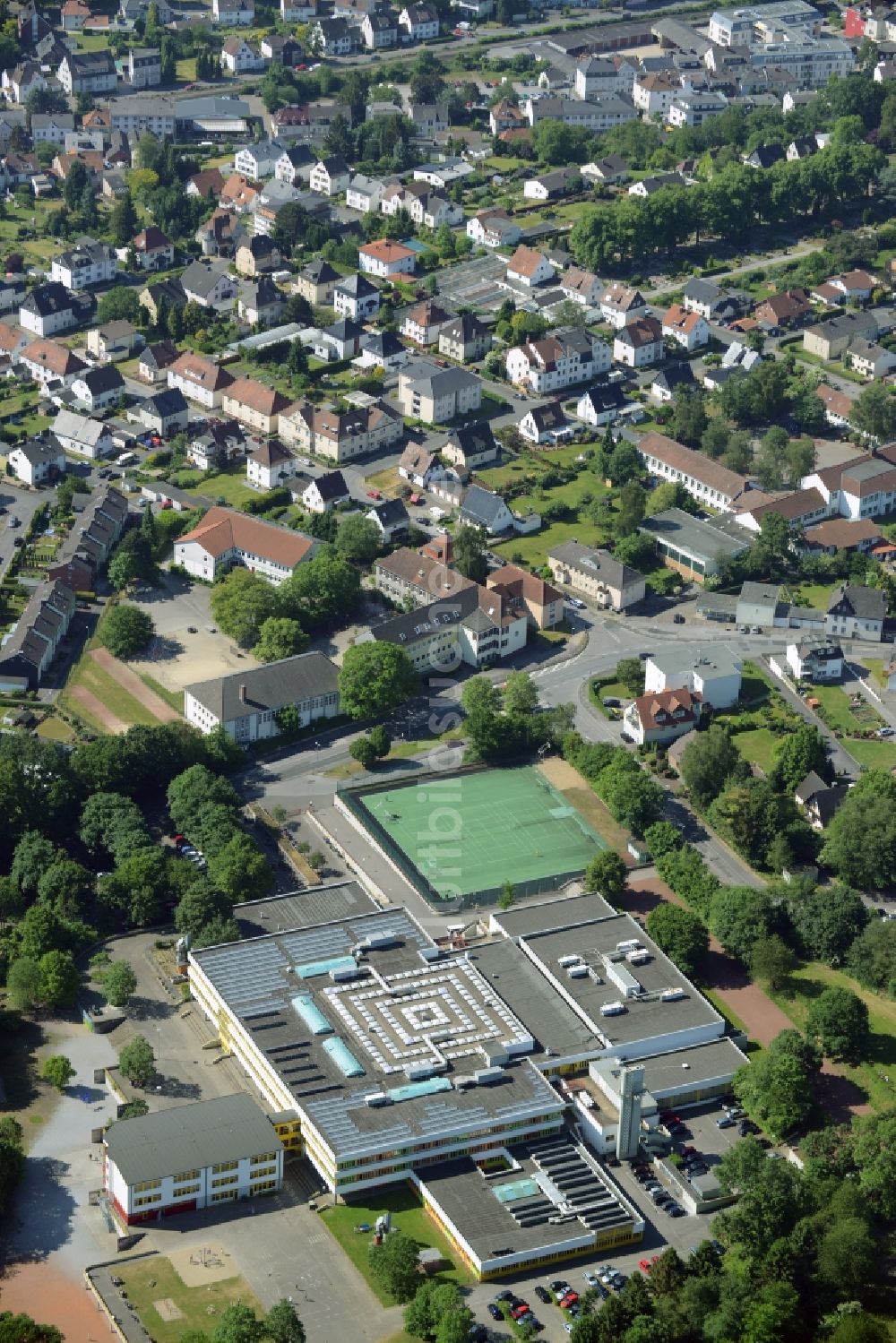 Fröndenberg/Ruhr aus der Vogelperspektive: Schulgelände und Gebäudekomplex der Gesamtschule in Fröndenberg/Ruhr im Bundesland Nordrhein-Westfalen