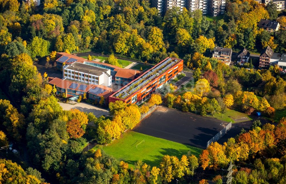 Luftaufnahme Essen - Schulgelände und Gebäudekomplex des Gymnasium Essen-Überruhr in Überruhr-Holthausen im Bundesland Nordrhein-Westfalen