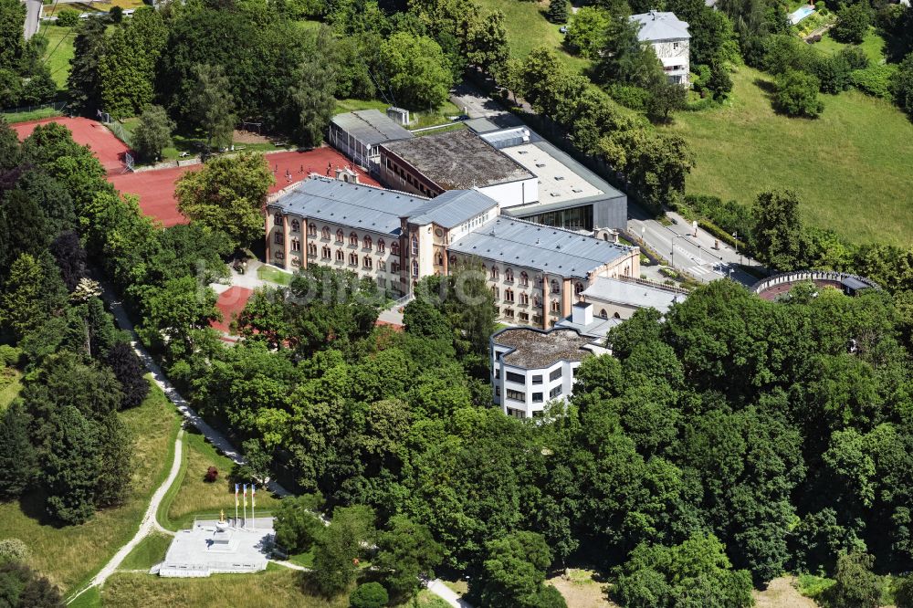 Linz von oben - Schulgelände und Gebäudekomplex des Kollegium Aloisianum in Linz in Oberösterreich, Österreich