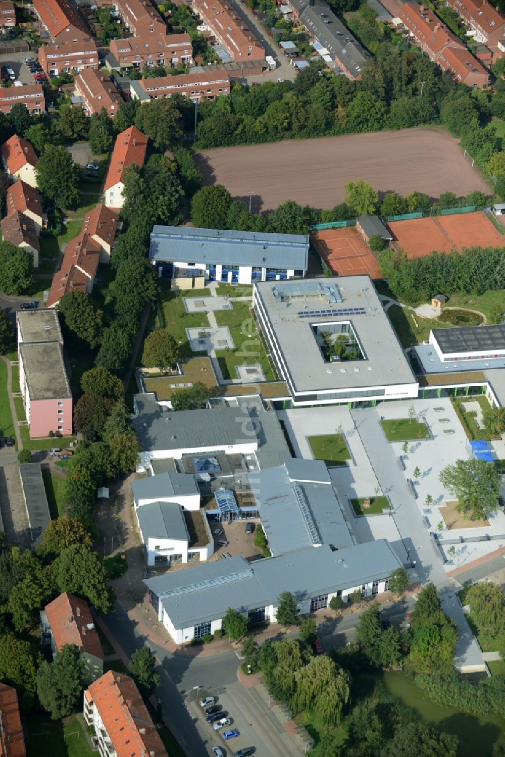 Empelde von oben - Schulgelände und Gebäudekomplex der Marie Curie Schule Ronnenberg Am Sportpark in Empelde im Bundesland Niedersachsen