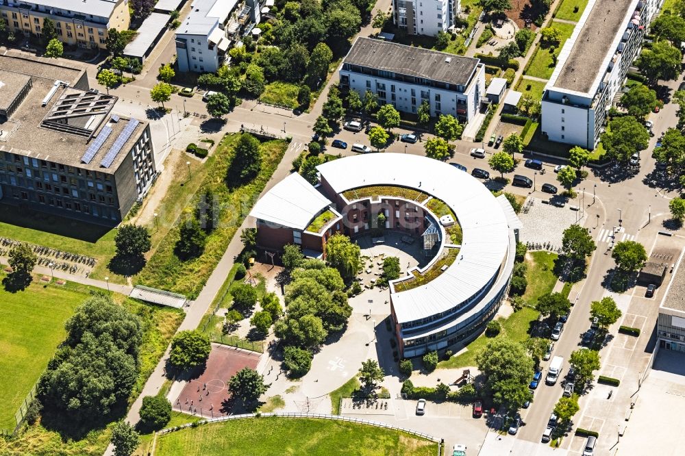 Freiburg im Breisgau aus der Vogelperspektive: Schulgelände und Gebäudekomplex der Montessori Schule Clara Grunwald in Freiburg im Breisgau im Bundesland Baden-Württemberg, Deutschland