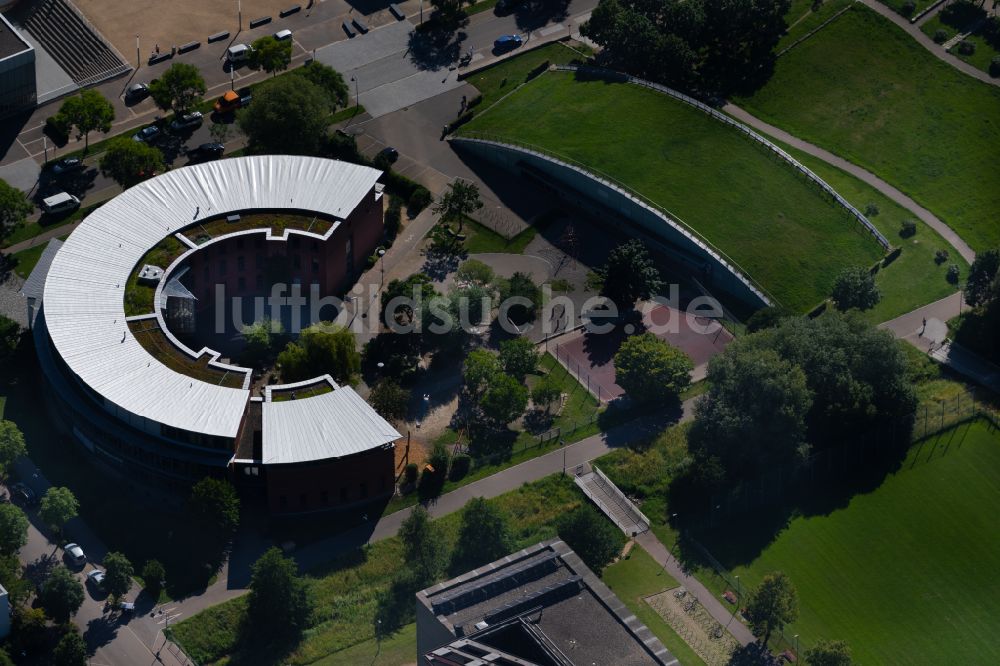 Freiburg im Breisgau von oben - Schulgelände und Gebäudekomplex der Montessori Schule Clara Grunwald in Freiburg im Breisgau im Bundesland Baden-Württemberg, Deutschland