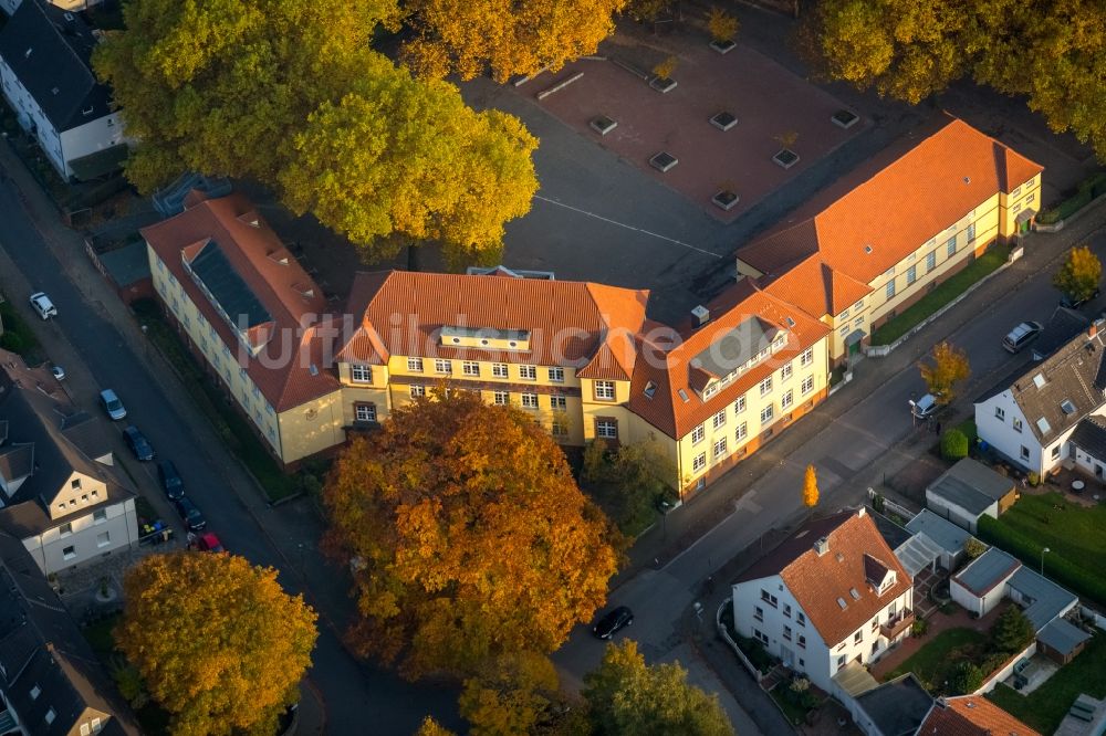 Luftaufnahme Gladbeck - Schulgelände und Gebäudekomplex der Pestalozzi-Schule im herbstlichen Stadtteil Zweckel in Gladbeck im Bundesland Nordrhein-Westfalen