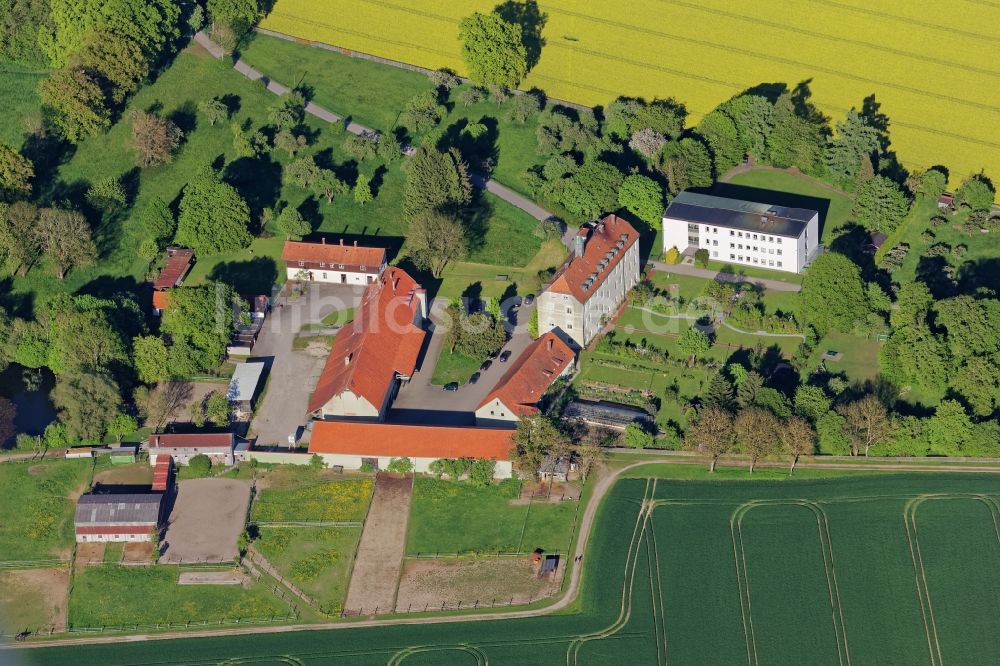 München aus der Vogelperspektive: Schulgelände und Gebäudekomplex der privaten Realschule Gut Warnberg in München Solln im Bundesland Bayern, Deutschland