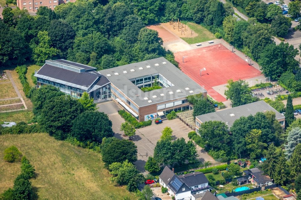 Luftaufnahme Dinslaken - Schulgelände und Gebäudekomplex der Realschule im Gustav-Heinemann-Schulzentrum in Dinslaken im Bundesland Nordrhein-Westfalen - NRW, Deutschland