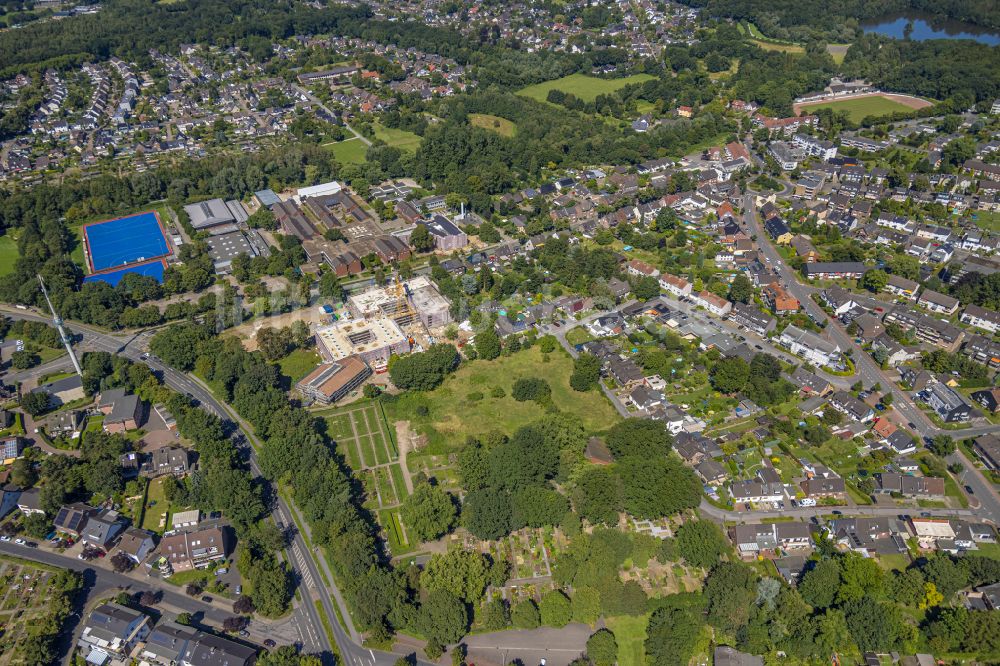 Dinslaken von oben - Schulgelände und Gebäudekomplex der Realschule im Gustav-Heinemann-Schulzentrum in Dinslaken im Bundesland Nordrhein-Westfalen - NRW, Deutschland