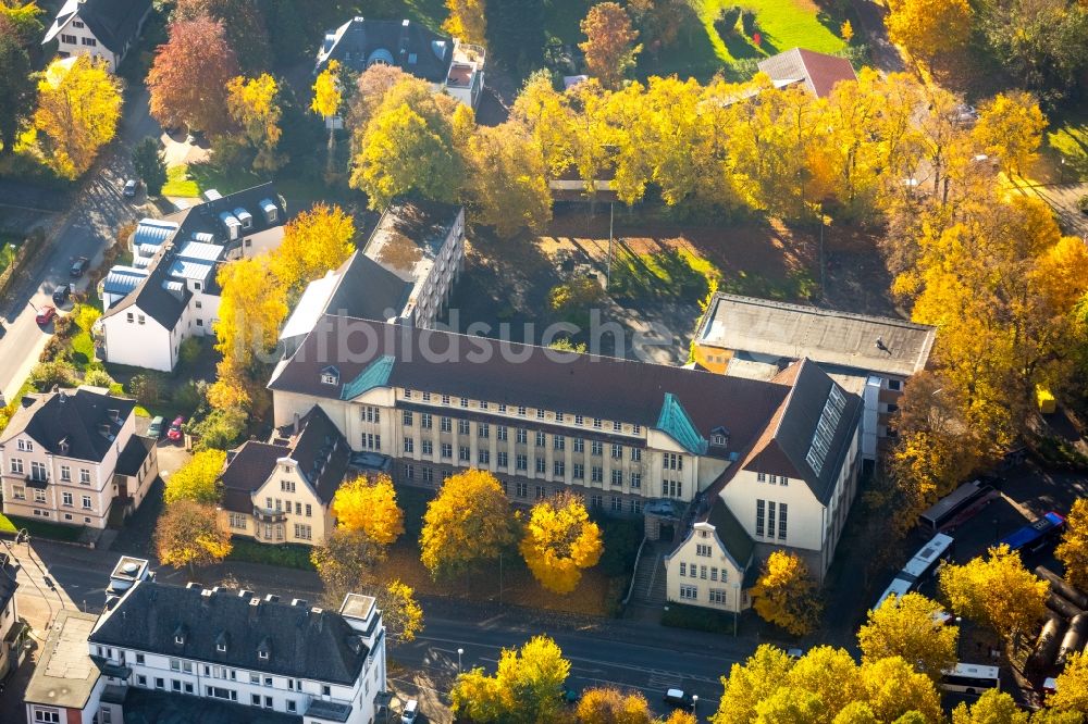 Neheim von oben - Schulgelände und Gebäudekomplex der Realschule in Neheim im Bundesland Nordrhein-Westfalen