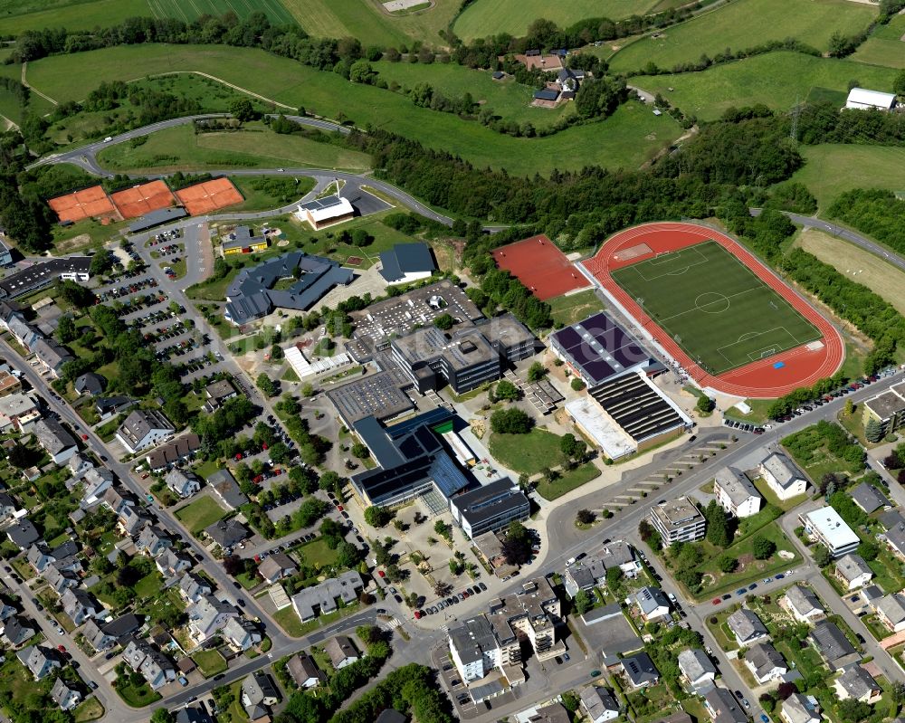 Simmern (Hunsrück) aus der Vogelperspektive: Schulgelände und Gebäudekomplex der Realschule plus Simmern und des Herzog-Johann-Gymnasium in Simmern (Hunsrück) im Bundesland Rheinland-Pfalz