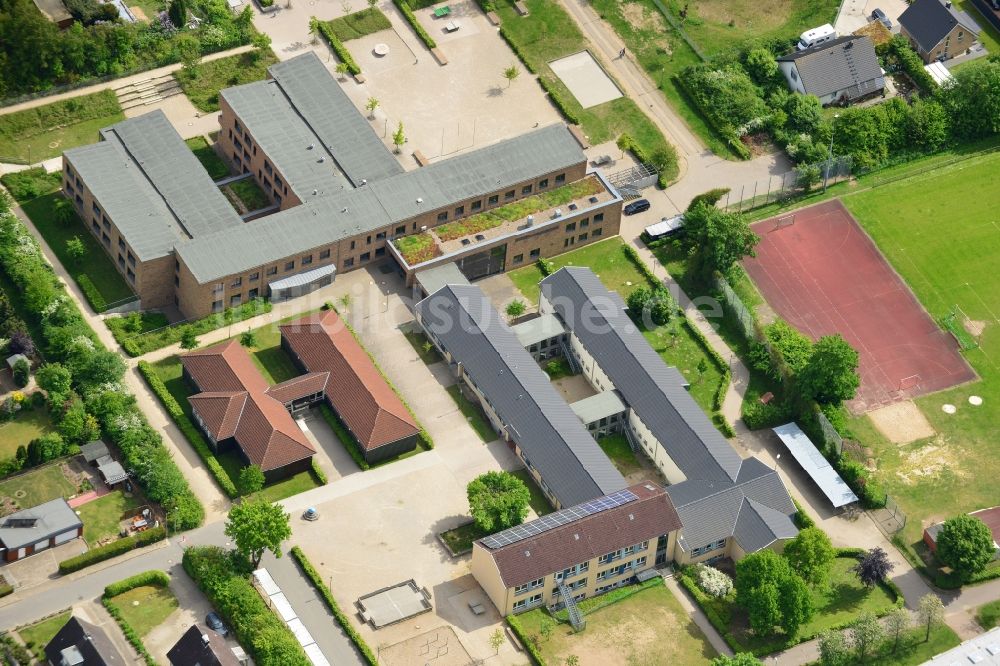 Luftaufnahme Ratekau - Schulgelände und Gebäudekomplex der Realschule in Ratekau im Bundesland Schleswig-Holstein