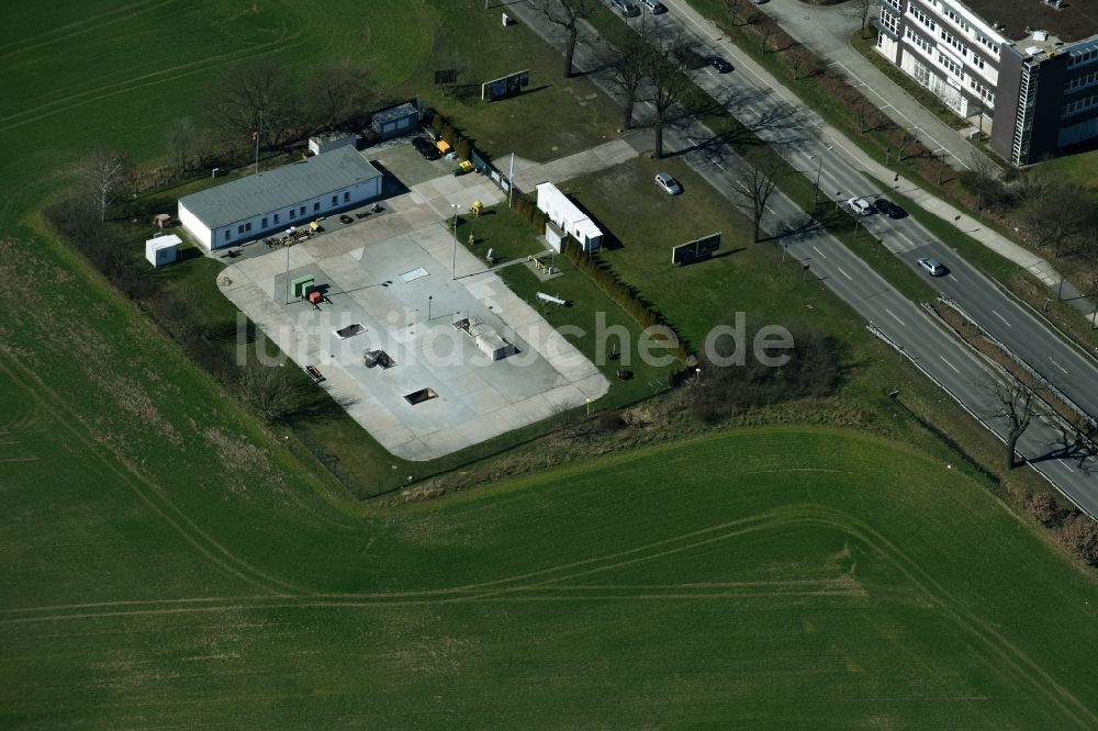 Berlin aus der Vogelperspektive: Schulgelände und Gebäudekomplex der Technisches Sicherheitszentrum (TSZ) Berlin der KKI GmbH in Berlin