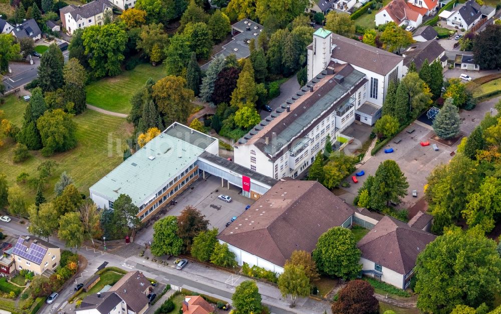 Menden (Sauerland) aus der Vogelperspektive: Schulgelände und Gebäudekomplex des Walburgisgymnasium Walburgisrealschule am Schwitter Weg in Menden (Sauerland) im Bundesland Nordrhein-Westfalen, Deutschland