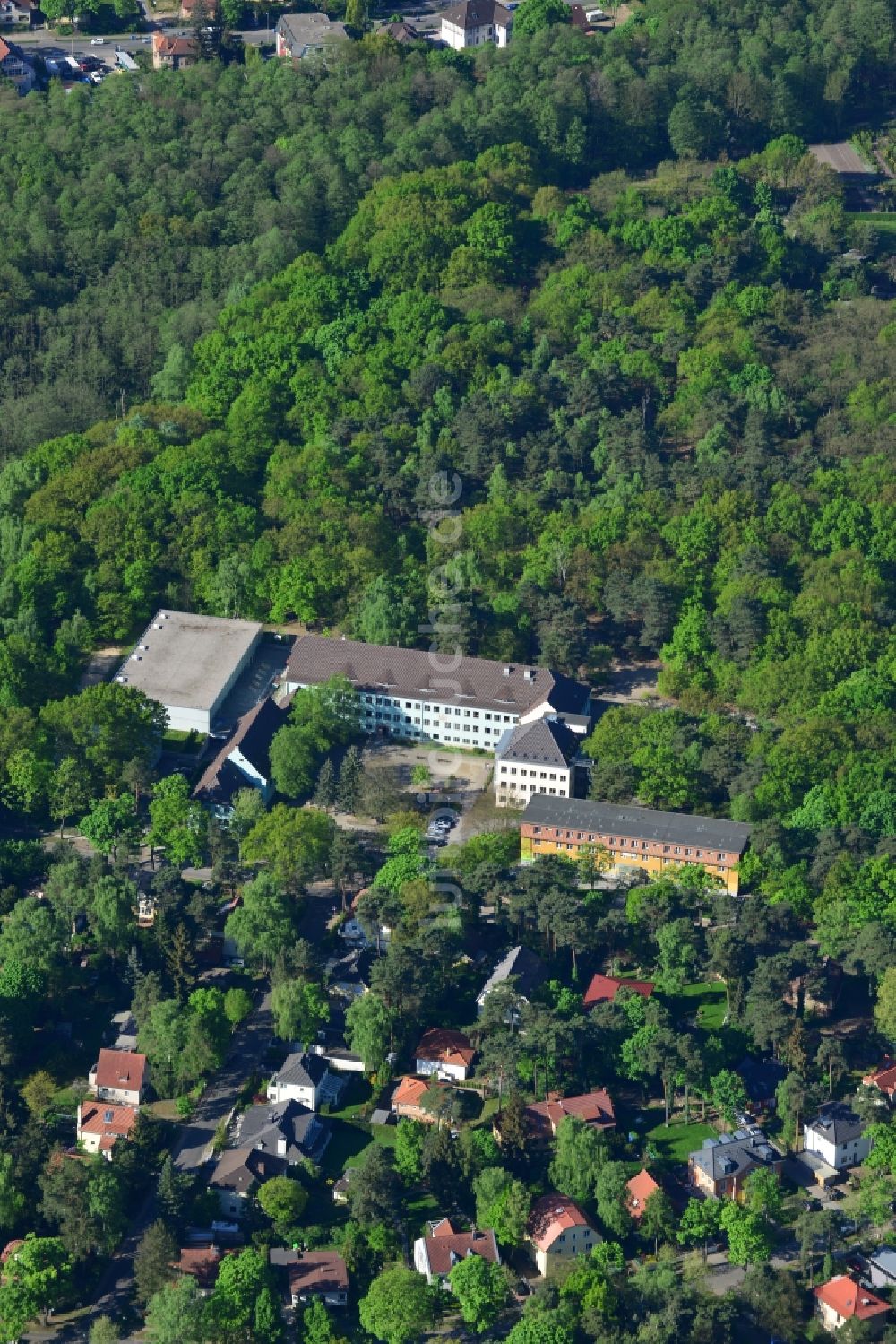 Luftbild Kleinmachnow - Schulgelände und Gebäudekomplex des Weinberg-Gymnasium in Kleinmachnow im Bundesland Brandenburg