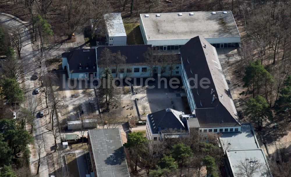 Luftaufnahme Kleinmachnow - Schulgelände und Gebäudekomplex des Weinberg-Gymnasium in Kleinmachnow im Bundesland Brandenburg