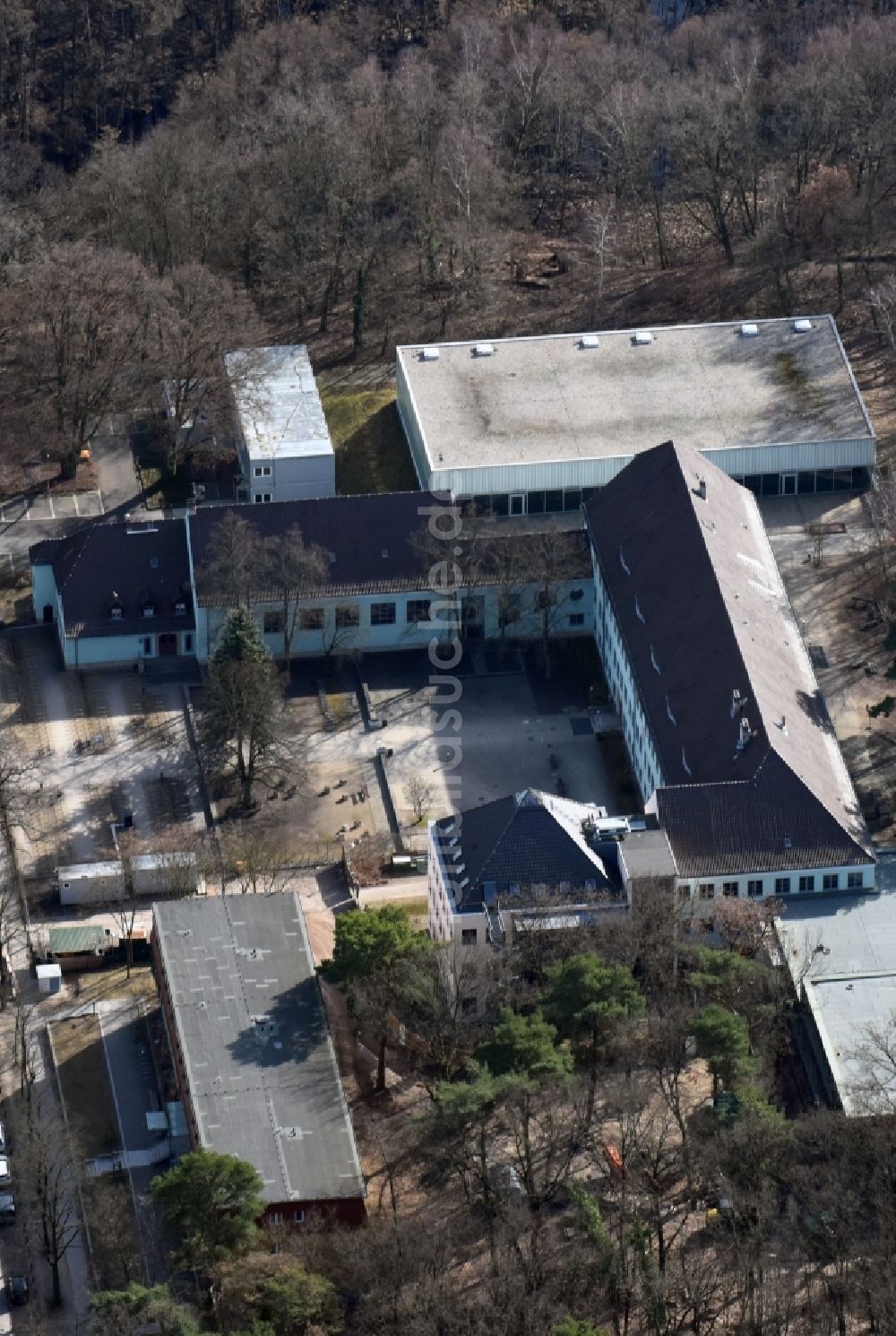 Kleinmachnow von oben - Schulgelände und Gebäudekomplex des Weinberg-Gymnasium in Kleinmachnow im Bundesland Brandenburg