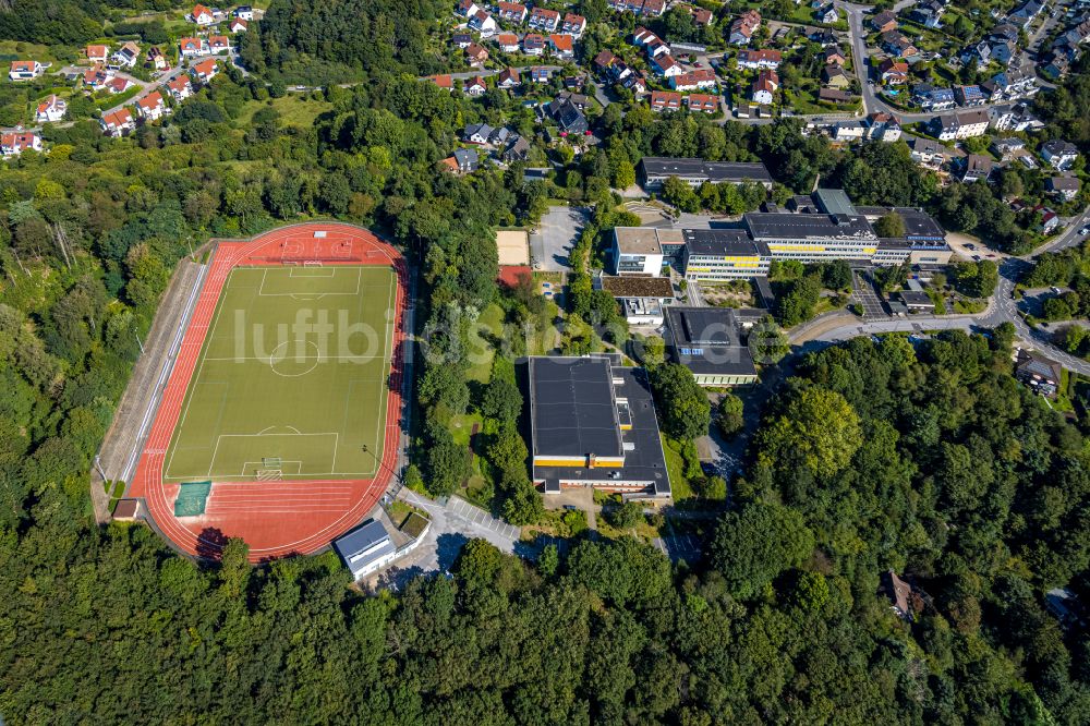 Luftaufnahme Ennepetal - Schulgelände des Reichenbach Gymnasium und Sportplatz in Ennepetal im Bundesland Nordrhein-Westfalen