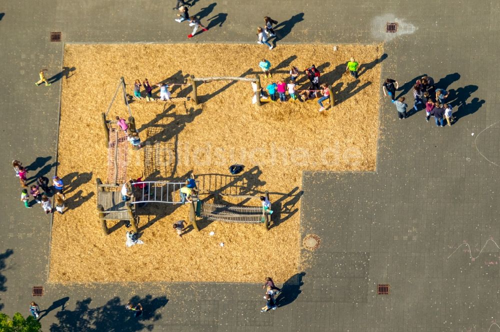 Luftaufnahme Bünde - Schulgelände und Spielplatz der Gesamtschule Erich-Kästner in Bünde im Bundesland Nordrhein-Westfalen