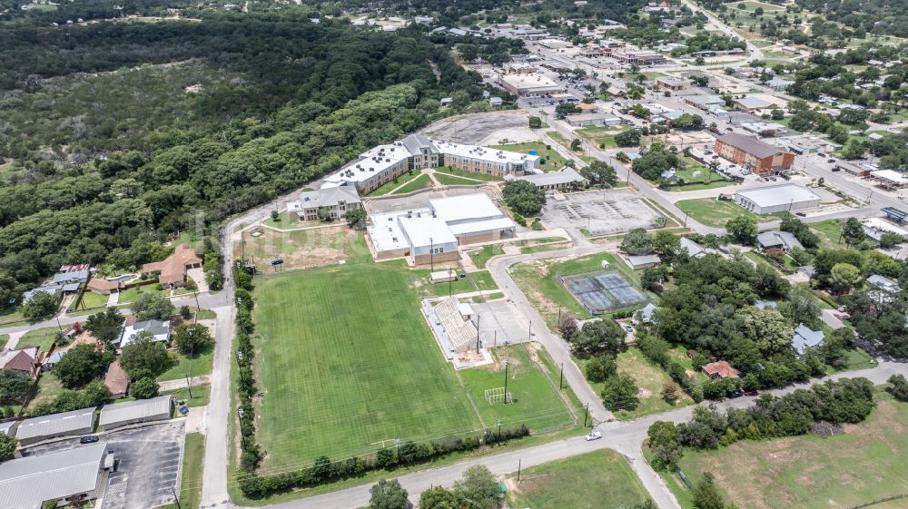 Luftaufnahme Bandera - Schulgelände mit Sportplatz Bandera Middle School in Bandera in Texas, USA