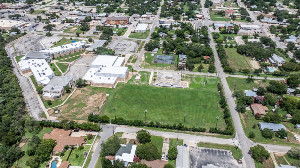 Bandera von oben - Schulgelände mit Sportplatz Bandera Middle School in Bandera in Texas, USA