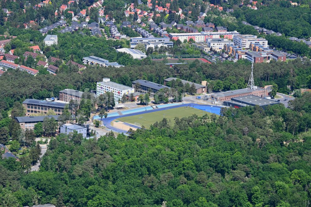 Kleinmachnow aus der Vogelperspektive: Schulgelände mit Sportplatz der BBIS Berlin Brandenburg International School GmbH in Kleinmachnow im Bundesland Brandenburg, Deutschland