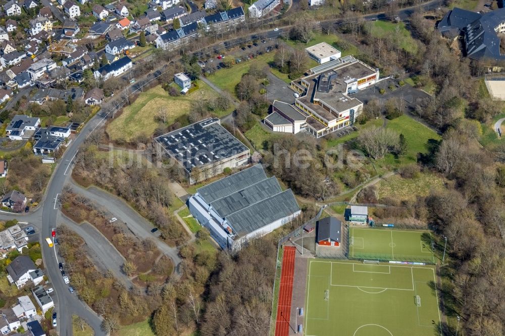 Luftbild Siegen - Schulgelände mit Sportplatz Bertha-von-Suttner-Schule in Siegen im Bundesland Nordrhein-Westfalen, Deutschland