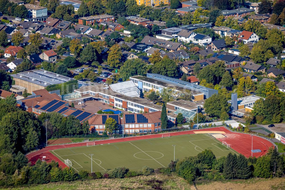 Holzwickede von oben - Schulgelände mit Sportplatz Clara-Schumann-Gymnasium in Holzwickede im Bundesland Nordrhein-Westfalen, Deutschland