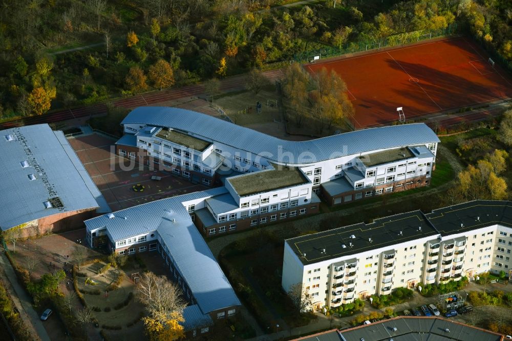 Berlin von oben - Schulgelände mit Sportplatz Feldmark-Schule im Ortsteil Neu-Hohenschönhausen in Berlin, Deutschland