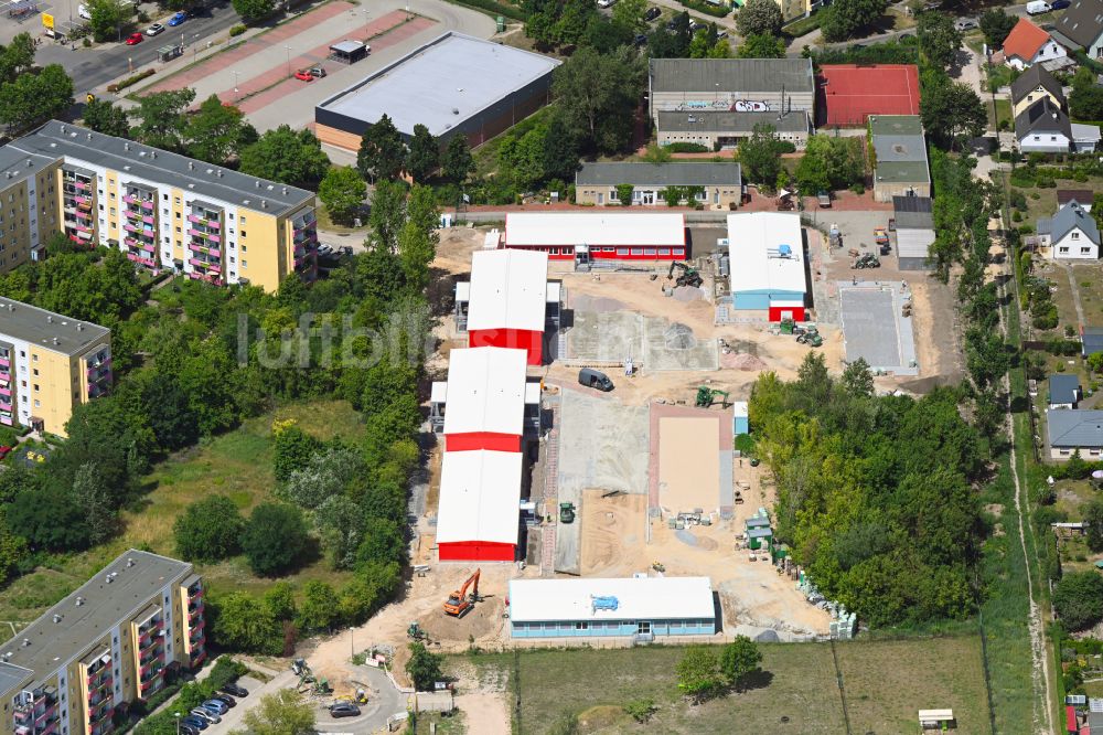 Luftaufnahme Berlin - Schulgelände mit Sportplatz Filiale Kolibri-Grundschule in Berlin, Deutschland