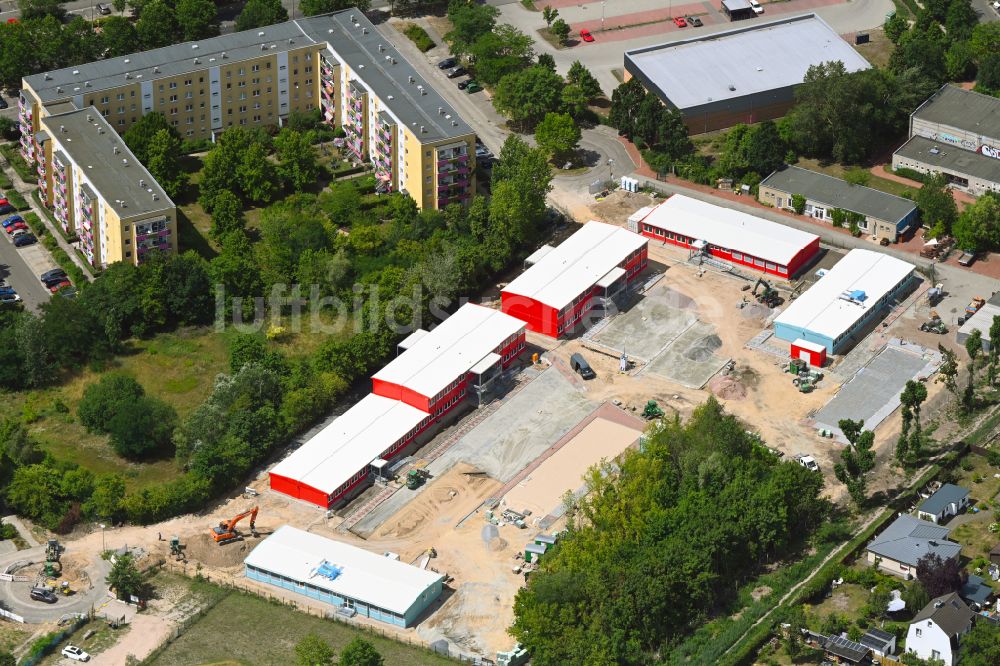 Berlin von oben - Schulgelände mit Sportplatz Filiale Kolibri-Grundschule in Berlin, Deutschland