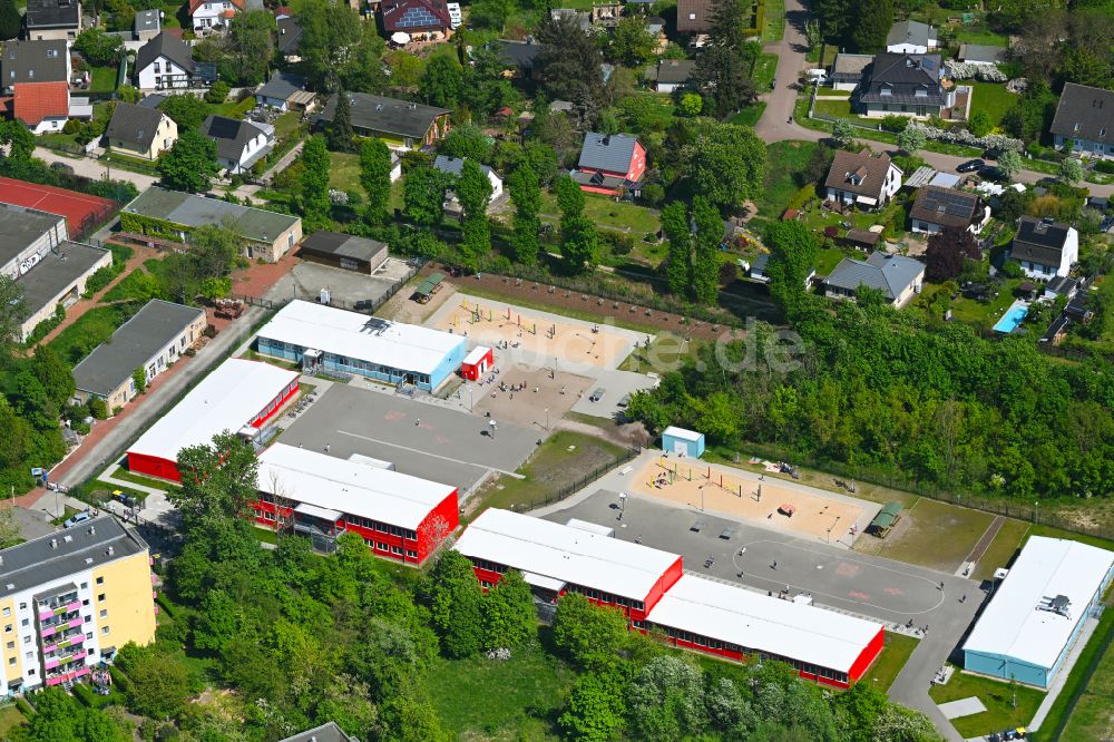 Berlin von oben - Schulgelände mit Sportplatz Filiale Kolibri-Grundschule in Berlin, Deutschland