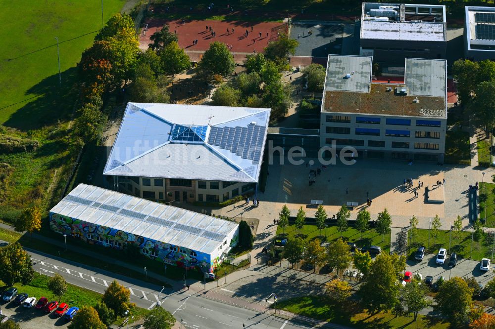 Luftaufnahme Schwanebeck - Schulgelände mit Sportplatz der Grund- und Oberschule in Schwanebeck im Bundesland Brandenburg, Deutschland