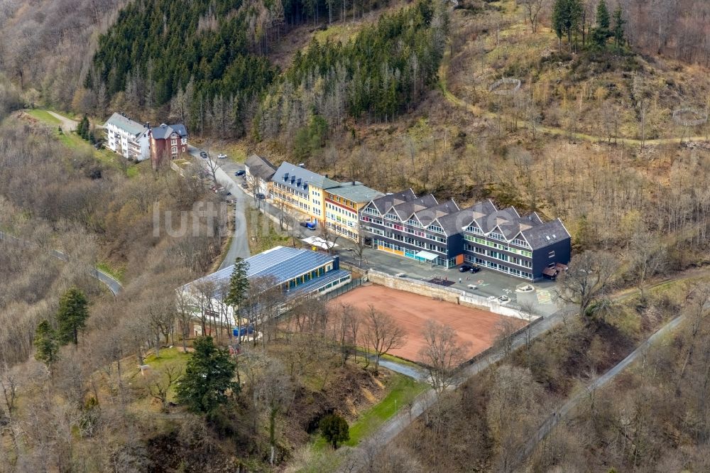 Wittgenstein von oben - Schulgelände mit Sportplatz Gymnasium Schloss Wittgenstein in Wittgenstein im Bundesland Nordrhein-Westfalen, Deutschland