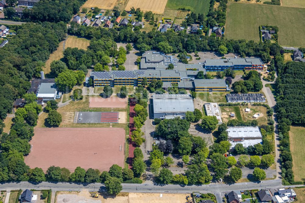 Luftbild Voerde (Niederrhein) - Schulgelände mit Sportplatz Gymnasium Voerde in Voerde (Niederrhein) im Bundesland Nordrhein-Westfalen, Deutschland