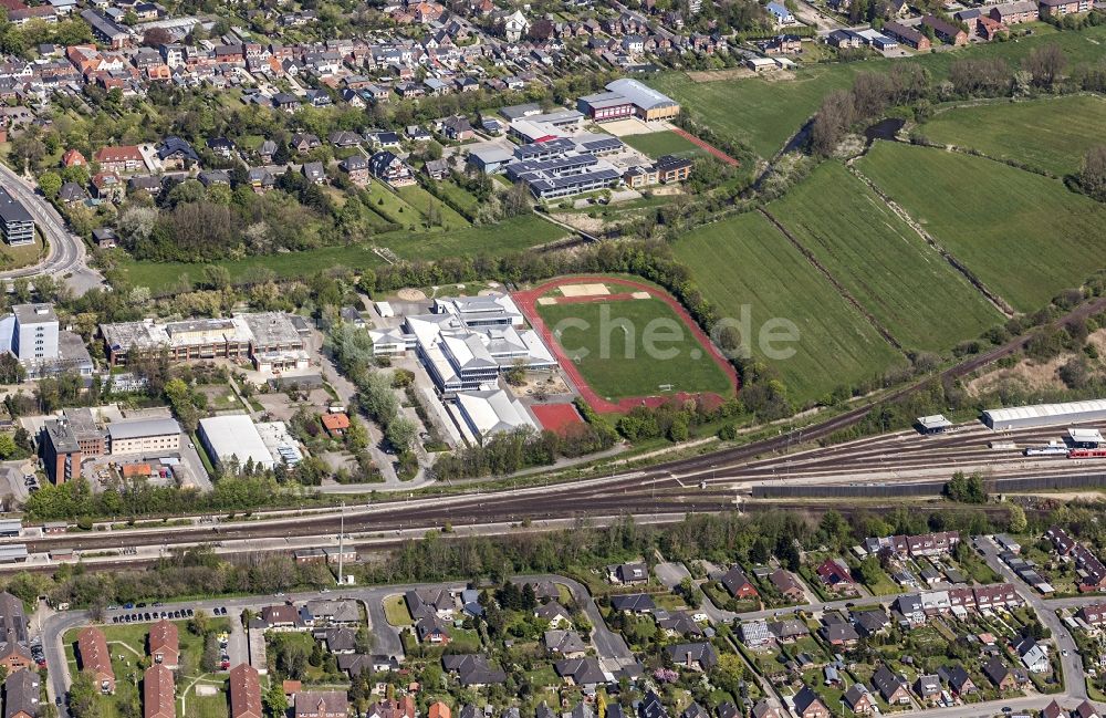 Luftaufnahme Husum - Schulgelände mit Sportplatz Hermann-Tast-Schule in Husum im Bundesland Schleswig-Holstein, Deutschland