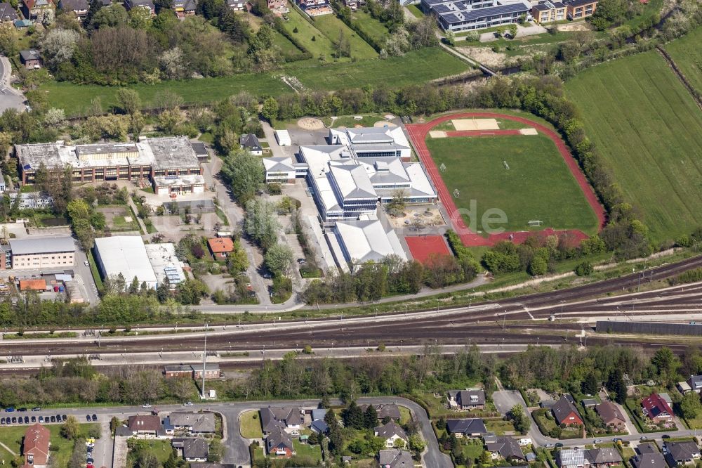 Husum von oben - Schulgelände mit Sportplatz Hermann-Tast-Schule in Husum im Bundesland Schleswig-Holstein, Deutschland