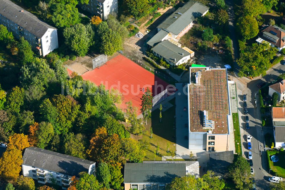 Berlin aus der Vogelperspektive: Schulgelände mit Sportplatz Hoffmann-von-Fallersleben-Grundschule in Berlin, Deutschland